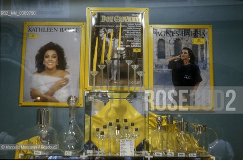 Salzburg, 1989. Classical music records in a shop window / Salisburgo, 1989. Dischi di musica classica nella vetrina di un negozio - ©Marcello Mencarini/Rosebud2