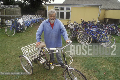 SARK ISLAND, 1994. Tony Venress, owner of a bycicle rental / ISOLA DI SARK, 1994. Tony Venress, noleggiatore di biciclette - ©Marcello Mencarini/Rosebud2