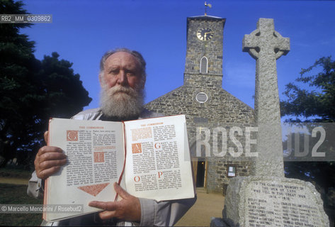 SARK ISLAND, 1994. Parson Peter Simpson in front of the Saint Peters church / ISOLA DI SARK, 1994. Ann Atkinson, il parroco Peter Simpson davanti alla chiesa di Saint Peter, - ©Marcello Mencarini/Rosebud2