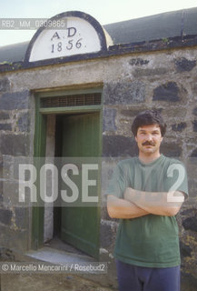 SARK ISLAND, 1994. Sheriff Phil Croshaw in front of the prison / ISOLA DI SARK, 1994. lo sceriffo Phil Croshaw davanti alla prigione - ©Marcello Mencarini/Rosebud2