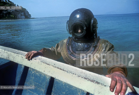 SIRMIONE on the Lake Garda (Italy), Inspection of a thermal spring by a diver / SIRMIONE, Lago di Garda, Ispezione di una sorgente termale - Mrcello Mencarini - ©Marcello Mencarini/Rosebud2