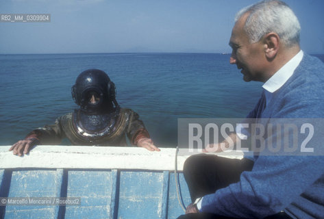 SIRMIONE on the Lake Garda (Italy), Inspection of a thermal spring by a diver / SIRMIONE, Lago di Garda, Ispezione di una sorgente termale - Mrcello Mencarini - ©Marcello Mencarini/Rosebud2