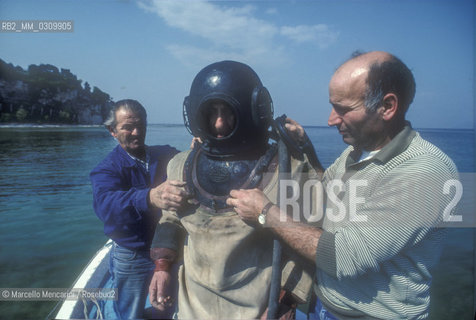SIRMIONE on the Lake Garda (Italy), Inspection of a thermal spring by a diver / SIRMIONE, Lago di Garda, Ispezione di una sorgente termale - Mrcello Mencarini - ©Marcello Mencarini/Rosebud2