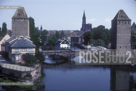 STRASBOURG, Covered bridges (Ponts couverts). It is a set of three bridges that cross the arms of the Ill River. Each is protected by a massive square tower, remains of the ancient fourteenth century fortifications, once connected by covered bridges / STRASBURGO, Ponti coperti (Ponts couverts). E un insieme di tre ponti che scavalcano i bracci del fiume Ill. Ognuno è protetto da una torre quadrata e massiccia, resto degli antichi bastioni del XIV secolo un tempo collegati tra loro da ponti coperti - ©Marcello Mencarini/Rosebud2