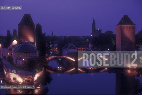 STRASBOURG, Covered bridges (Ponts couverts). It is a set of three bridges that cross the arms of the Ill River. Each is protected by a massive square tower, remains of the ancient fourteenth century fortifications, once connected by covered bridges / STRASBURGO, Ponti coperti (Ponts couverts). E un insieme di tre ponti che scavalcano i bracci del fiume Ill. Ognuno è protetto da una torre quadrata e massiccia, resto degli antichi bastioni del XIV secolo un tempo collegati tra loro da ponti coperti - ©Marcello Mencarini/Rosebud2