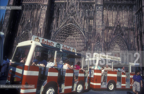 STRASBOURG, France. A touristic bus in front of the Cathedral (Cathedrale Notre Dame de Strasbourg) / STRASBURGO. Un autobus turistico davanti alla Cattedrale (Cathedrale Notre Dame de Strasbourg) - ©Marcello Mencarini/Rosebud2