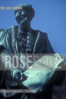 STRASBOURG, Monument to Johann Gutenberg, the inventor of mechanical movable type printing / STRASBURGO, Monumento a Johann Gutenberg, inventore della stampa a caratteri mobili - ©Marcello Mencarini/Rosebud2