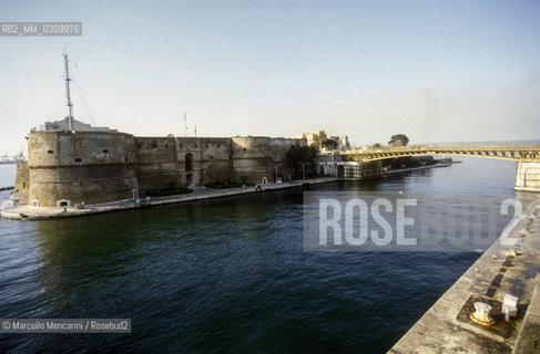 Swing bridge symbol of TARANTO, Italy / Il Ponte Girevole (o Ponte di San Francesco di Paola) simbolo della città di TARANTO - ©Marcello Mencarini/Rosebud2