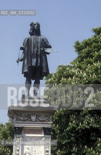URBINO, Italy. Monument to painter Raffaello Sanzio / URBINO, Monumento al pittore Raffaello Sanzio - ©Marcello Mencarini/Rosebud2