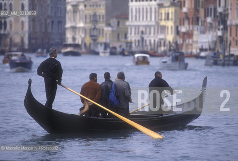 Venice, about 1990. A gondola ferry, ancient system to cross the Grand Canal, still in use at fixed locations / Venezia, 1990 circa. Gondola traghetto, ancora in uso per atraversare il Canal Grande da una riva allaltra in determinati punti - ©Marcello Mencarini/Rosebud2