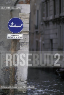 Venice, about 1990. Traffic sign for gondolas / Venezia, 1990 circa. Segnale per gondole - ©Marcello Mencarini/Rosebud2