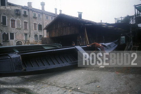 Venice, about 1990. A squero, or gondola yard / Venezia, 1990 circa. Uno squero, cantiere dove si costruiscono le gondole - Marcello Mencarini
 ©Marcello Mencarini/Rosebud2