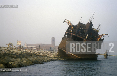 Venice, Pellestrina island, about 1985. Oil tanker aground / Venezia, Isola di Pellestrina, 1985 circa.  Petroliera incagliata - ©Marcello Mencarini/Rosebud2