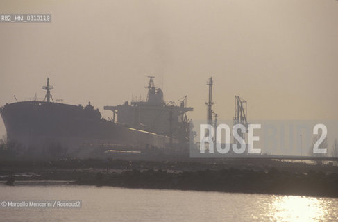 Venice, San Leonardo Port, about 1990. A tanker unloading / Venezia, porto di San Leonardo, 1990 circa. Una petroliera durante lo scarico - ©Marcello Mencarini/Rosebud2
