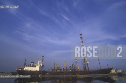 Venice, San Leonardo Port, about 1990. A tanker unloading / Venezia, porto di San Leonardo, 1990 circa. Una petroliera durante lo scarico - ©Marcello Mencarini/Rosebud2
