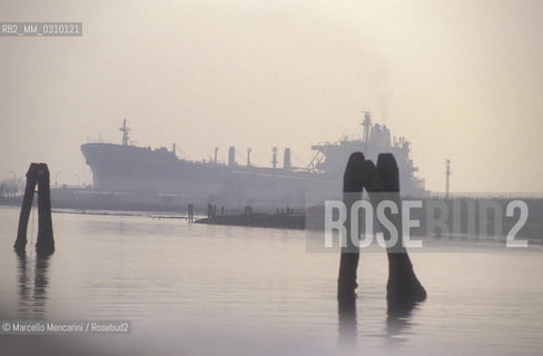 Venice, San Leonardo Port, about 1990. A tanker unloading / Venezia, porto di San Leonardo, 1990 circa. Una petroliera durante lo scarico - ©Marcello Mencarini/Rosebud2