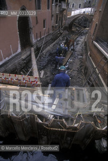 Venice, about 1998. Canal cleaning after thirty years / Venezia, 1998 circa, Pulizia dei canali dopo trentanni - ©Marcello Mencarini/Rosebud2