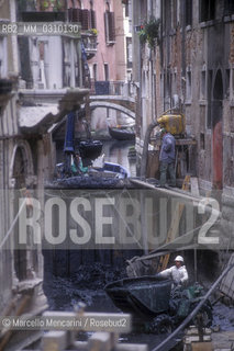 Venice, about 1998. Canal cleaning after thirty years / Venezia, 1998 circa, Pulizia dei canali dopo trentanni - ©Marcello Mencarini/Rosebud2