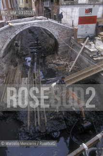 Venice, about 1998. Canal cleaning after thirty years / Venezia, 1998 circa, Pulizia dei canali dopo trentanni - ©Marcello Mencarini/Rosebud2