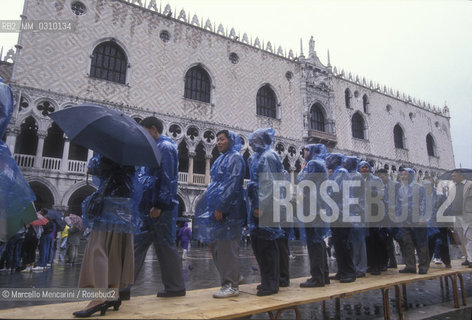 Venice, about 1990. Hig tide walkway in front of the Doges Palace / Venezia, 1990 circa. Passerelle per lacqua alta davanti a Palazzo Ducale - ©Marcello Mencarini/Rosebud2