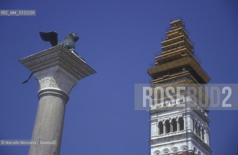 Venive, 1993. Top of th St. Marks column and roof of the Bell Tower under restoration / Venezia, 1993. sommità della colonna di san marco e tetto del campanile in restauro - ©Marcello Mencarini/Rosebud2