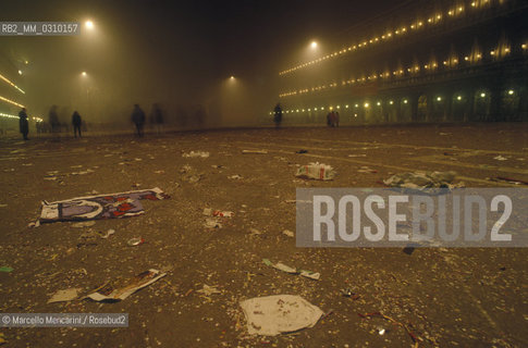 Venice, about 1990. Rubbish in St. Marks Square in a night of Carnival / Venezia, 1990 circa. Rifiuti in piazza san Marco in una notte di Carnevale - ©Marcello Mencarini/Rosebud2