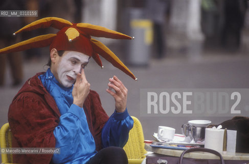 Venice Carnival, about 1990. Man in Carnival costume putting himself make-up / Carnevale di Venezia, 1990 circa. Uomo in maschera che si trucca - ©Marcello Mencarini/Rosebud2