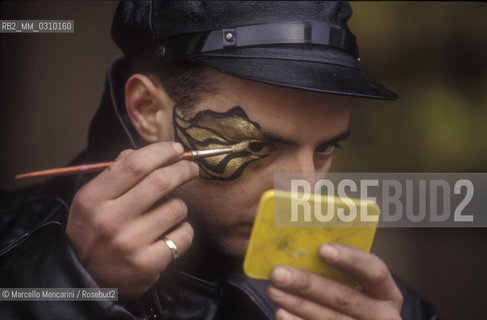 Venice Carnival, about 1990. Man in Carnival costume putting himself make-up / Carnevale di Venezia, 1990 circa. Uomo in maschera che si trucca - ©Marcello Mencarini/Rosebud2