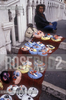 Venice, about 1990. Masks peddler / Venezia, 1990 circa. Venditore ambulante di maschere - ©Marcello Mencarini/Rosebud2