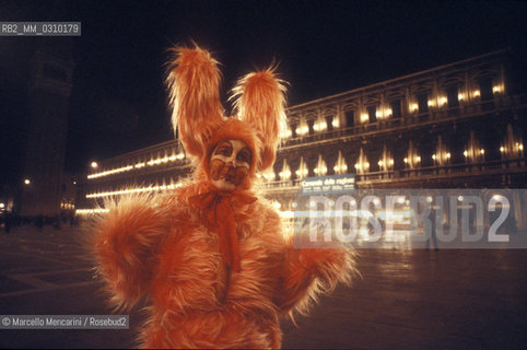 Venice Carnival, about 1990. Mask in St. Marks Square by night / Carnevale di Venezia, 1990 circa. Maschera in piazza San Marco di notte - ©Marcello Mencarini/Rosebud2