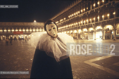 Venice Carnival, about 1990. Mask in St. Marks Square by night / Carnevale di Venezia, 1990 circa. Maschera in piazza San Marco di notte - ©Marcello Mencarini/Rosebud2