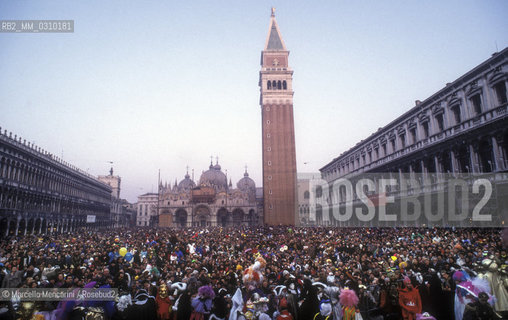 Venice Carnival, about 1990. Crowd in St. Marks Square / Carnevale di Venezia, 1990 circa. Folla in piazza San Marco - ©Marcello Mencarini/Rosebud2