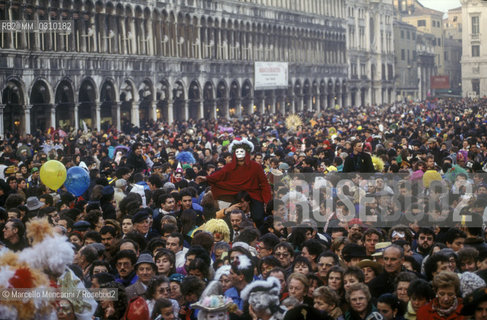 Venice Carnival, about 1990. Crowd in St. Marks Square / Carnevale di Venezia, 1990 circa. Folla in piazza San Marco - ©Marcello Mencarini/Rosebud2