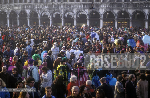 Venice Carnival, about 1990. Crowd in St. Marks Square / Carnevale di Venezia, 1990 circa. Folla in piazza San Marco - ©Marcello Mencarini/Rosebud2