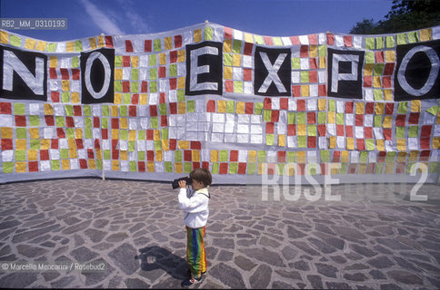 Venice, about 1990. Banner of the No Expo movement, against Expo 2000 in Venice / Venezia, 1990 circa. Striscione del movimento No Expo, contro lExpo del 2000 a Venezia - ©Marcello Mencarini/Rosebud2