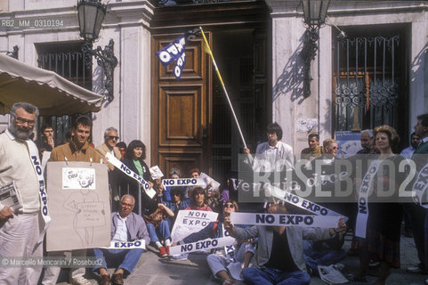 Venice, about 1990. Activists of the No Expo movement, against Expo 2000 in Venice / Venezia, 1990 circa. Attivisti del movimento No Expo, contro lExpo del 2000 a Venezia - ©Marcello Mencarini/Rosebud2