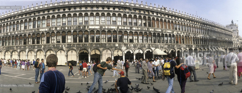 Venice, about 1990. Panoramic view of the Procuratie Vecchie in St. Marks Square / Venezia, 1990 circa. Veduta panoramica delle Procuratie Vecchie in piazza San Marco - ©Marcello Mencarini/Rosebud2