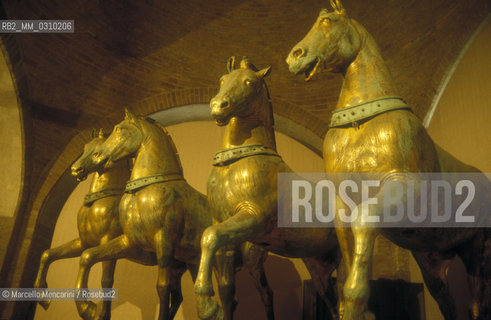 Venice, about 1990. The four bronze horses placed above the central arch of the Saint Marks Basilica facade / Venezia, 1990 circa. I quattro cavalli bronzei posti sopra larcata centrale della facciata della Basilica di san Marco - ©Marcello Mencarini/Rosebud2