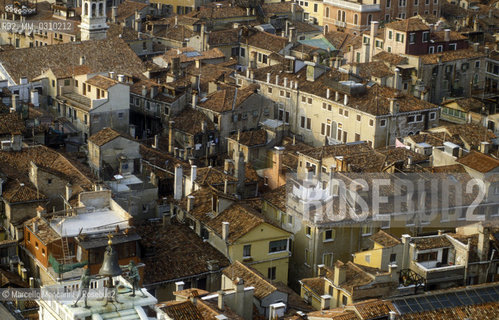 Venice, about 1990. Outlook from the St. Marks Bell Tower. At the bottom right the top of the Clock Tower with the statues of the two Moors / Venezia, 1990 circa. Veduta dal campanile di San Marco. in basso a destra la sommità della torre dellorologio con le statue dei due Mori - ©Marcello Mencarini/Rosebud2