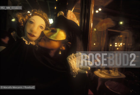 Venice Carnival, about 1985. Mask at the Florian Cafe / Carnevale di Venezia, 1985 circa. Maschera al Caffè Florian- ©Marcello Mencarini/Rosebud2