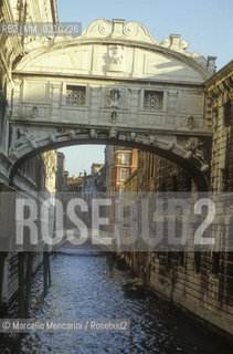 Venice, about 1990. The Sight Bridge / Venezia, 1990 circa. Ponte dei sospiri - ©Marcello Mencarini/Rosebud2