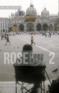 Venice, about 1990. Painter in St. Marks Square / Venezia, 1990 circa. Pittore in piazza San Marco - ©Marcello Mencarini/Rosebud2