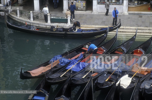 Venice, about 1990. Gondola parking / Venezia, 1990 circa. Parcheggio di gondole - ©Marcello Mencarini/Rosebud2