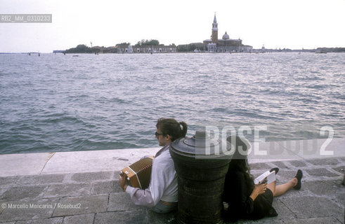 Venice, about 1990. Tourists in front of the San Giorgio Island / Venezia, 1990 circa. Turisti di fronte allisola di San Giorgio - ©Marcello Mencarini/Rosebud2