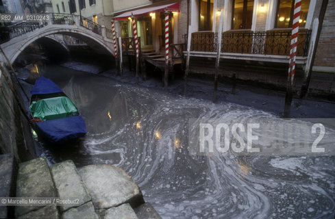 Venice, about 1990. water pollution / Venezia, 1990 circa. Inquinamento delle acque - ©Marcello Mencarini/Rosebud2