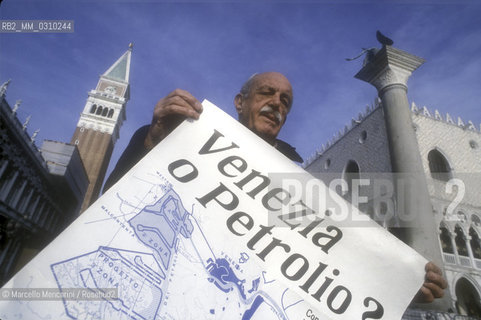 Activist of Italia Nostra ( an Italian not for profit campaigning organisation dedicated to the protection of the country’s historical, artistic and environmental patrimony) Giuseppe Rosa Salva with a poster against oil pollution in the Venice lagoon / Giseppe Rosa Salva, attivista di Italia Nostra, con un manifesto contro il petrolio nella laguna di  Venezia - ©Marcello Mencarini/Rosebud2