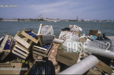 Venice, about 1990. Rubbish / Venezia, 1990 circa. Spazzatura - ©Marcello Mencarini/Rosebud2