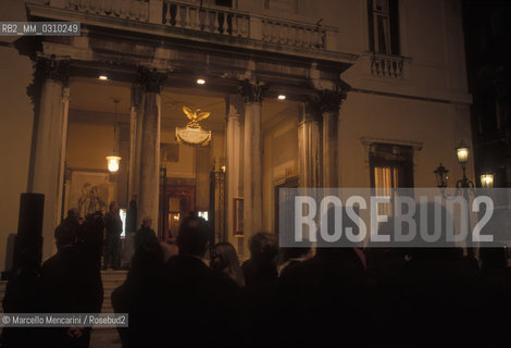 Venice, 1995. Audience entering La Fenice Theater / Venezia, 1995. Pubblico che entra nel Teatro La Fenice - ©Marcello Mencarini/Rosebud2