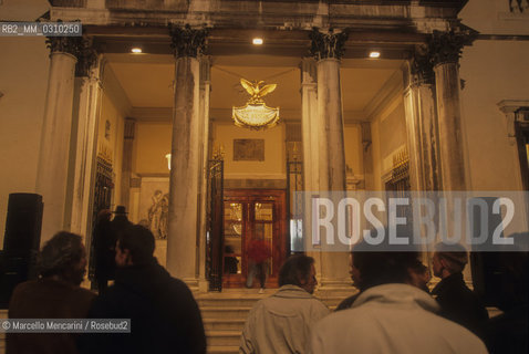 Venice, 1995. Audience entering La Fenice Theater / Venezia, 1995. Pubblico che entra nel Teatro La Fenice - ©Marcello Mencarini/Rosebud2