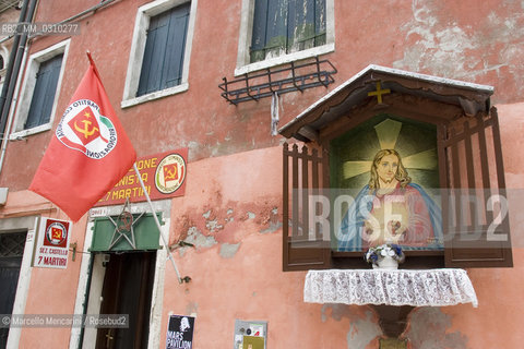 Venice (2006). tabernacle next to a seat of the Italian Communist Party / Venezia, 2006. Un tabernacolo accanto a una sede di Rifondazione Comunista - ©Marcello Mencarini/Rosebud2